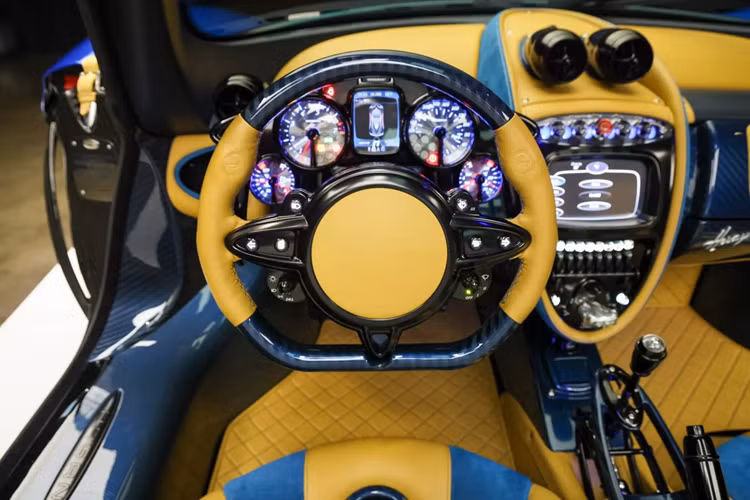 Không chỉ có ngoại thất ấn tượng, nội thất của thể hiện rõ cá tính của chủ nhân. Khoang cabin nổi bật với sự kết hợp giữa da Ocra và các điểm nhấn Alcantara xanh Blu Ossido trên ghế, bảng điều khiển và ốp cửa.