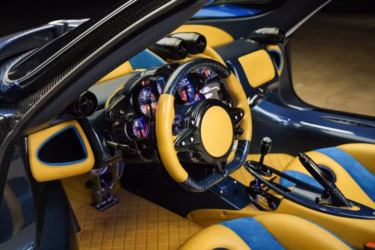 Xe trang bị bộ mâm sơn màu xanh đồng bộ với ngoại thất, kích thước phía trước 20 inch và phía sau 21 inch sơn vàng.