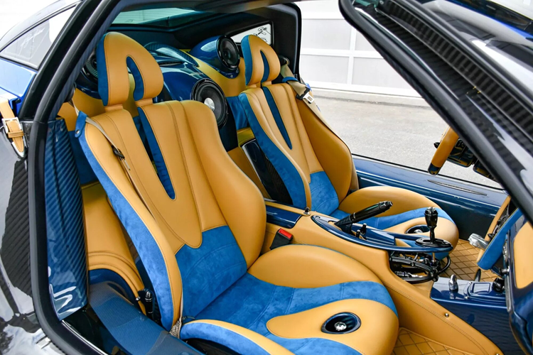 Giống như ngoại thất, nhiều chi tiết carbon màu Blu Tricolore cũng xuất hiện bên trong xe, từ vô lăng đến cụm đồng hồ.