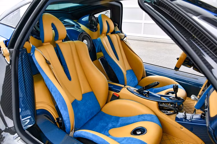 Giống như ngoại thất, nhiều chi tiết carbon màu Blu Tricolore cũng xuất hiện bên trong xe, từ vô lăng đến cụm đồng hồ.