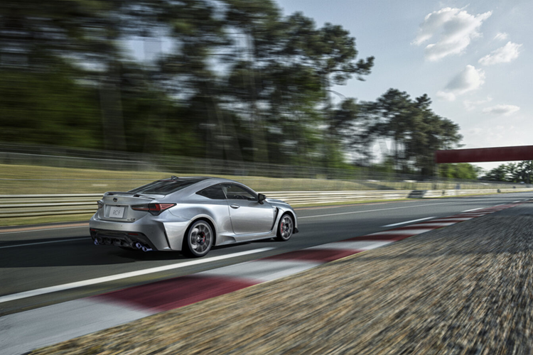 Tuy nhiên mới đây, thương hiệu xe sang Lexus xác nhận cả RC và RC F coupe sử dụng động cơ V-8 sẽ bị khai tử sau năm 2025. Phiên bản RC tiêu chuẩn sẽ có màu sơn mới trên bộ kẹp phanh, và RC F sẽ chỉ được cung cấp với phiên bản Final Edition.