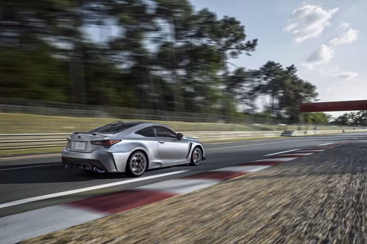 Tuy nhiên mới đây, thương hiệu xe sang Lexus xác nhận cả RC và RC F coupe sử dụng động cơ V-8 sẽ bị khai tử sau năm 2025. Phiên bản RC tiêu chuẩn sẽ có màu sơn mới trên bộ kẹp phanh, và RC F sẽ chỉ được cung cấp với phiên bản Final Edition.