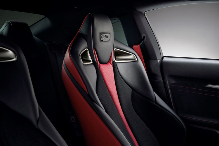 Phiên bản cuối cùng của RC F được xây dựng dựa trên mẫu Carbon Package năm ngoái, vì vậy nó có các chi tiết bằng sợi carbon cho cánh lướt gió trước, bộ khuếch tán phía sau, mui xe và cánh gió sau chủ động.