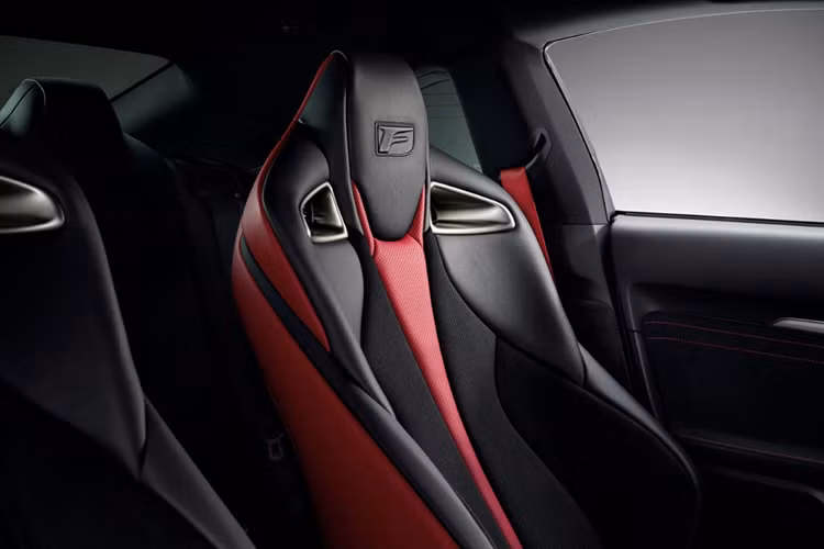 Phiên bản cuối cùng của RC F được xây dựng dựa trên mẫu Carbon Package năm ngoái, vì vậy nó có các chi tiết bằng sợi carbon cho cánh lướt gió trước, bộ khuếch tán phía sau, mui xe và cánh gió sau chủ động.