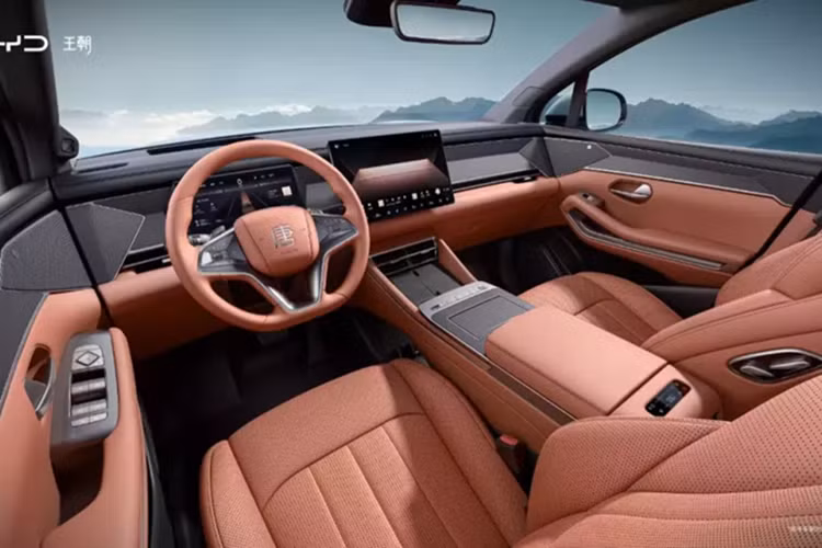 BYD Tang L tại Trung Quốc áp dụng sơ đồ hai màu, được phủ một vùng lớn bằng vật liệu màu cam và được trang trí bằng màu xám mờ. Màn hình điều khiển trung tâm dự kiến có kích thước 15,6 inch và hỗ trợ màn hình AR-HUD.