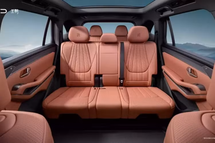 Có một bảng điều khiển phía sau vô lăng hình chữ D, kết hợp với các cửa thoát khí điều hòa ẩn. Bảng điều khiển trung tâm có hình vòm và rỗng ở phía dưới. Một số nút bấm vật lý được giữ lại trên bảng điều khiển trung tâm. Bố cục bên trong là 2x3x2.