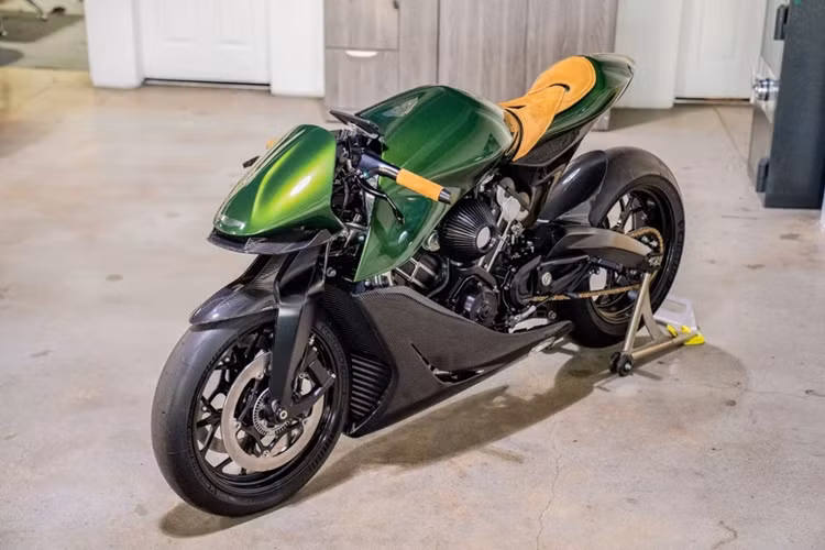 Xuất hiện lần đầu tại triển lãm EICMA 2019, Aston Martin AMB 001 bản giới hạn là mẫu siêu môtô đầu tiên của thương hiệu ôtô hạng sang đến từ Anh Quốc. Đây là tác phẩm của sự hợp tác giữa Aston Martin và Brough Superior tại nhà máy ở Toulouse, Pháp.