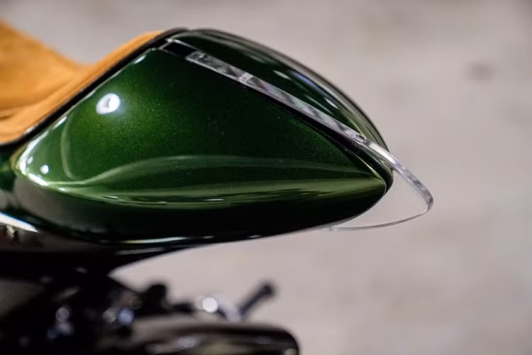 Chiếc siêu môtô Aston Martin AMB 001 này chỉ được sản xuất giới hạn 100 chiếc và xuất hiện khá hiếm trên thị trường mua bán xe đã qua sử dụng.