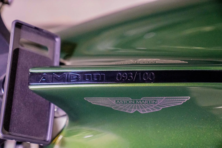 Trái tim của Aston Martin AMB 001 là khối động cơ V-Twin tăng áp 997 cc có thông số 94 mm x 71,8 mm, sản sinh công suất tối đa hơn 182 mã lực.