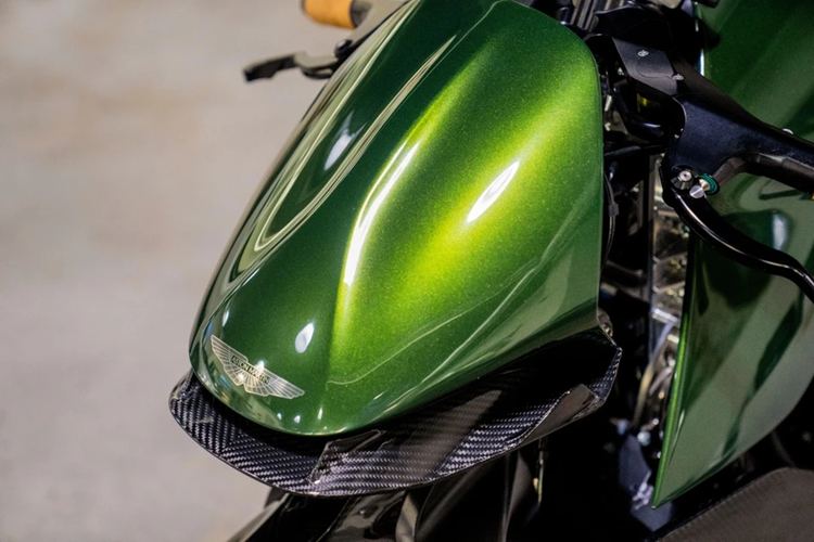 Đây là phiên bản superbike Aston Martin AMB 001 đặc biệt dành riêng cho trường đua và không được phép sử dụng trên đường phố. Điều này được thể hiện tại phần đầu xe khi cụm đèn trước đã được lược bỏ.