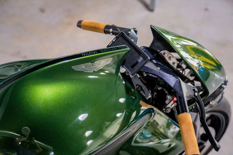 Thay vì màu sơn nguyên bản xanh Stirling Green, chiếc xe đã được cá nhân hóa sang màu sơn xanh Verde Ermes, vốn chỉ có mặt trên các siêu xe Lamborghini.