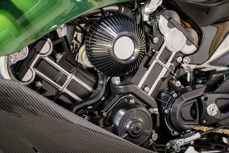 Xe chỉ có một chỗ ngồi. Cụm đèn hậu của mẫu superbike này được thiết kế với dạng 1 tấm LED đơn bản, vốn được áp dụng trên nhiều mẫu Aston Martin hiện tại.