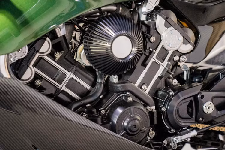 Xe chỉ có một chỗ ngồi. Cụm đèn hậu của mẫu superbike này được thiết kế với dạng 1 tấm LED đơn bản, vốn được áp dụng trên nhiều mẫu Aston Martin hiện tại.