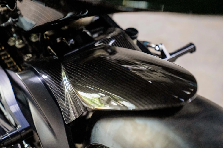 Toàn bộ phần thân vỏ của mẫu superbike này được làm từ sợi carbon. Do đó, mặc dù sở hữu cơ cấu tăng áp, khối lượng của siêu môtô này chỉ khoảng 180 kg.