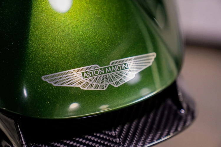 Đặc biệt, logo của Aston Martin được chế tác tinh xảo bằng công nghệ laser. Phong cách này chỉ được áp dụng cho các mẫu hypercar của thương hiệu như chiếc Valkyrie.