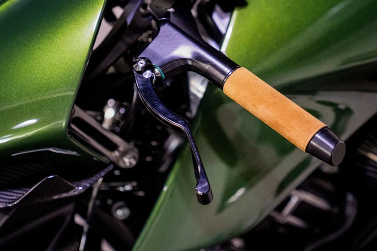 Chất cổ điển của chiếc Aston Martin AMB 001 được thể hiện ở thiết kế tay ga và đệm ngồi làm từ chất liệu Alcantara màu nâu Tan được chế tác thủ công.