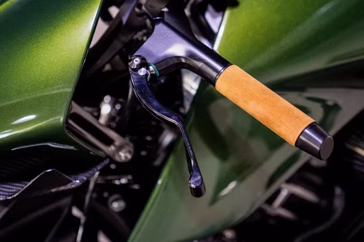 Chất cổ điển của chiếc Aston Martin AMB 001 được thể hiện ở thiết kế tay ga và đệm ngồi làm từ chất liệu Alcantara màu nâu Tan được chế tác thủ công.