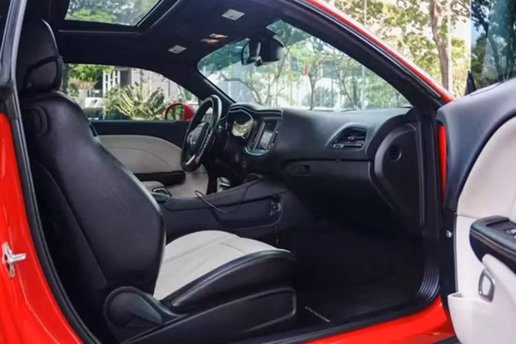 Dodge Challenger SXT được trang bị hộp số tự động 8 cấp TorqueFlite giúp chiếc xe thể thao "cơ bắp" này chỉ mất khoảng 6,5 giây để tăng tốc từ vị trí đứng yên lên 100 km/h, thêm 9 giây nữa để chiếc xe có thể chạmvận tốc 161 km/h trước khi đạt vận tốc tối đa 191 km/h.