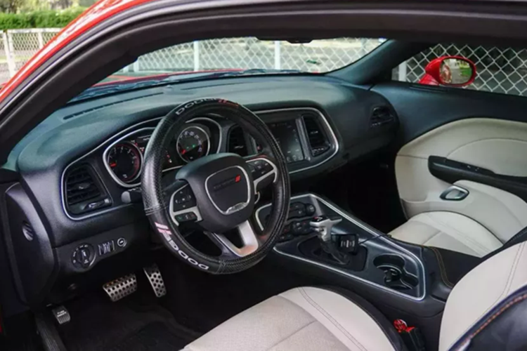 Bỏ ra số tiền hơn 2 tỷ đồng, khách hàng sẽ nhận được một chiếc Dodge Challenger SXT 2016 được trang bị động cơ Pentastar V6, dung tích 3.6 lít, sản sinh công suất tối đa 305 mã lực tại vòng tua 6.350 vòng/phút và mô-men xoắn cực đại 362 Nm tại vòng tua 4.800 vòng/phút.