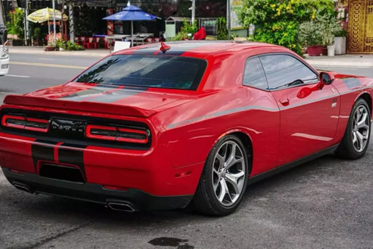 Về mặt an toàn, Dodge Challenger có hệ thống cảnh báo va chạm sớm, điều khiển hành trình thích ứng, giám sát điểm mù, cân bằng điện tử và trợ lực lái điện, tất cả đều được trang bị tiêu chuẩn.