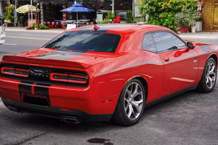 Về mặt an toàn, Dodge Challenger có hệ thống cảnh báo va chạm sớm, điều khiển hành trình thích ứng, giám sát điểm mù, cân bằng điện tử và trợ lực lái điện, tất cả đều được trang bị tiêu chuẩn.
