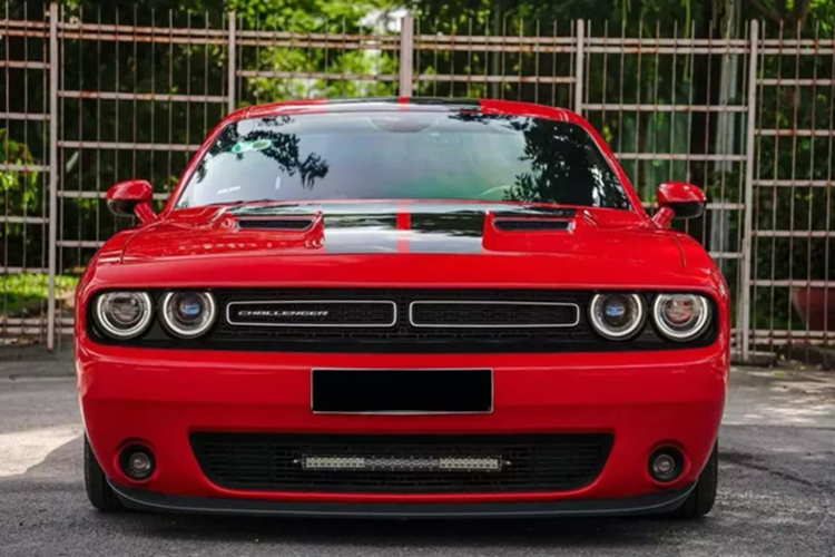 Chiếc xe Dodge Challenger SXT cơ bắp Mỹ này đã độ thêm 2 bộ phuộc, 1 bộ AGT Shock và 1 bộ Air Lift nâng hạ gầm, 2 pô Akrapovic và Borla, độ thêm 4 cùm phanh, đĩa phanh, lốp mới, xe có sấy, sưởi ghế, cửa nóc, ghế lái chỉnh điện và mâm 20 inch.