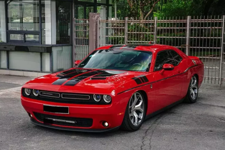 Số lượng những dòng xe Dodge Challenger tại Việt Nam khá hiếm hoi, ngoài Challenger SRT 392 và Challenger SRT Hellcat đã được đưa về nước từ năm 2016, cũng như 1 số mẫu xe khác, danh mục sản phẩm của hãng xe thể thao đến từ Mỹ còn có 5 phiên bản khác để khách hàng lựa chọn và phiên bản tiêu chuẩn SXT cũng có mặt tại Việt Nam.