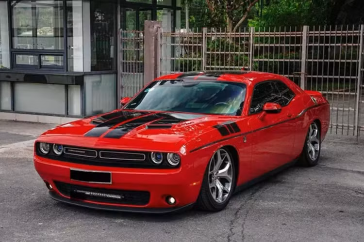 Số lượng những dòng xe Dodge Challenger tại Việt Nam khá hiếm hoi, ngoài Challenger SRT 392 và Challenger SRT Hellcat đã được đưa về nước từ năm 2016, cũng như 1 số mẫu xe khác, danh mục sản phẩm của hãng xe thể thao đến từ Mỹ còn có 5 phiên bản khác để khách hàng lựa chọn và phiên bản tiêu chuẩn SXT cũng có mặt tại Việt Nam.