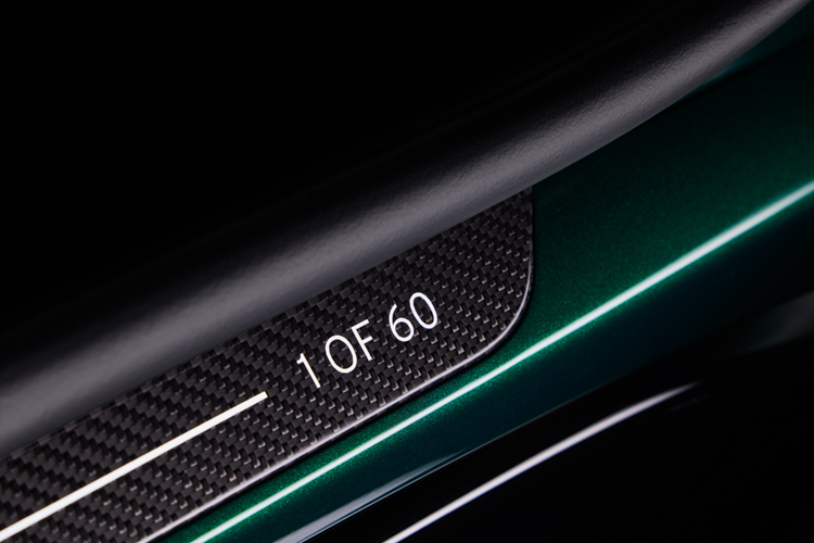 Lotus Emira V6 mang đến trải nghiệm lái thuần khiết nhờ trợ lực lái thuỷ lực cùng gói Lotus Driver’s Pack gồm: hệ thống treo thể thao, chế độ Đường đua và âm thanh ống xả được tinh chỉnh.