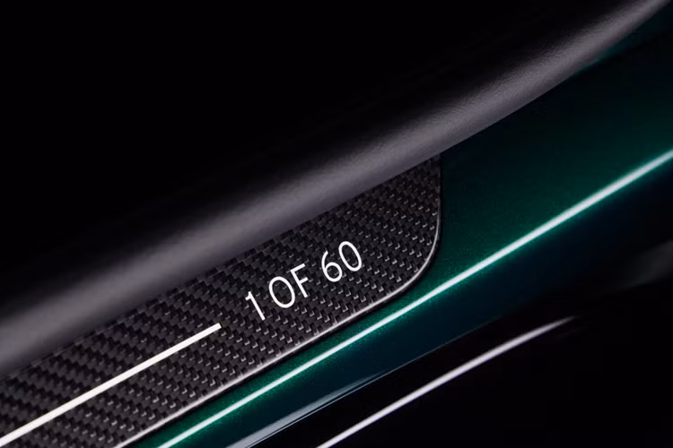 Lotus Emira V6 mang đến trải nghiệm lái thuần khiết nhờ trợ lực lái thuỷ lực cùng gói Lotus Driver’s Pack gồm: hệ thống treo thể thao, chế độ Đường đua và âm thanh ống xả được tinh chỉnh.