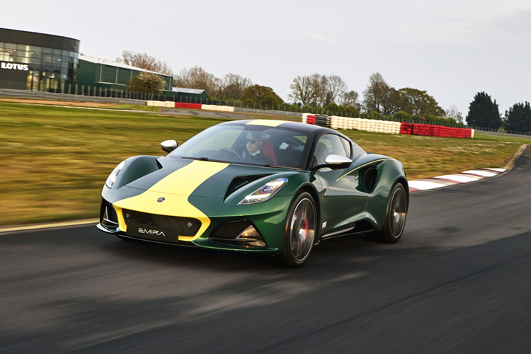 Thân xe Emira được hoàn thiện bằng lớp sơn màu xanh - Clark Racing Green với phần mái màu đen tương phản, gương chiếu hậu bạc và sọc đua màu vàng mang tính biểu tượng ở phần đầu xe - chi tiết cảm hứng từ Lotus Type 38 vô địch Indianapolis 500 năm 1965 của Clark.