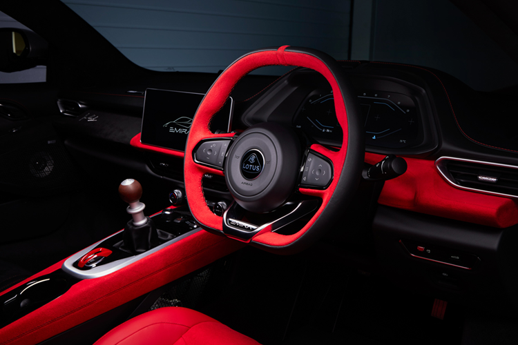 Mỗi chiếc Emira Clark Edition sẽ có tấm bước chân bằng sợi carbon được đánh số (1/60). Mỗi khách hàng cũng sẽ nhận được túi xách da thủ công với các chi tiết Clark Edition độc đáo.