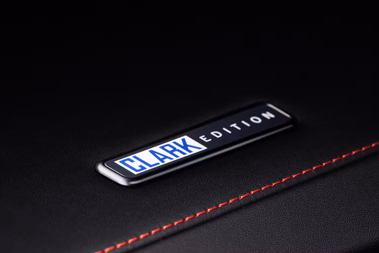 Với Emira Clark Edition, Lotus tri ân một trong những tay đua mang tính biểu tượng nhất trong lịch sử thể thao mô tô.