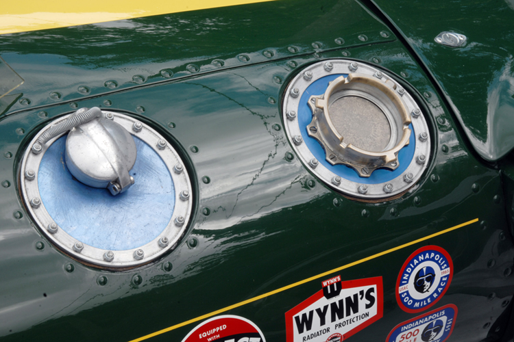 Emira Clark Edition còn có núm cần số bằng gỗ theo phong cách thập niên 60 và huy hiệu kỷ niệm Jim Clark đặc biệt với họa tiết tartan cá nhân hóa của Clark từ Lochcarron, Scotland. Các chi tiết làm nổi bật nội thất, gồm: chữ ký Jim Clark trên bảng điều khiển và chi tiết Team Lotus trên ghế.