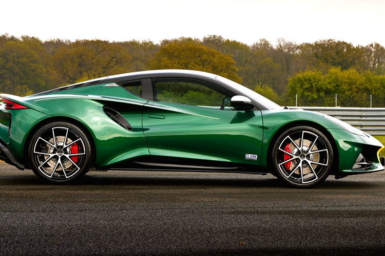 Nắp bình nhiên liệu bằng nhôm gia công màu xanh lam anodized và ống xả màu vàng làm nổi bật vẻ ngoài độc đáo. Một đường viền vàng sơn thủ công chạy dọc theo đường cong của Emira, kết hợp với logo Clark Edition trên cửa (logo Clark từng được dùng trên xe đua).