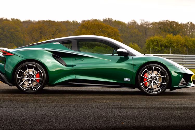 Nắp bình nhiên liệu bằng nhôm gia công màu xanh lam anodized và ống xả màu vàng làm nổi bật vẻ ngoài độc đáo. Một đường viền vàng sơn thủ công chạy dọc theo đường cong của Emira, kết hợp với logo Clark Edition trên cửa (logo Clark từng được dùng trên xe đua).