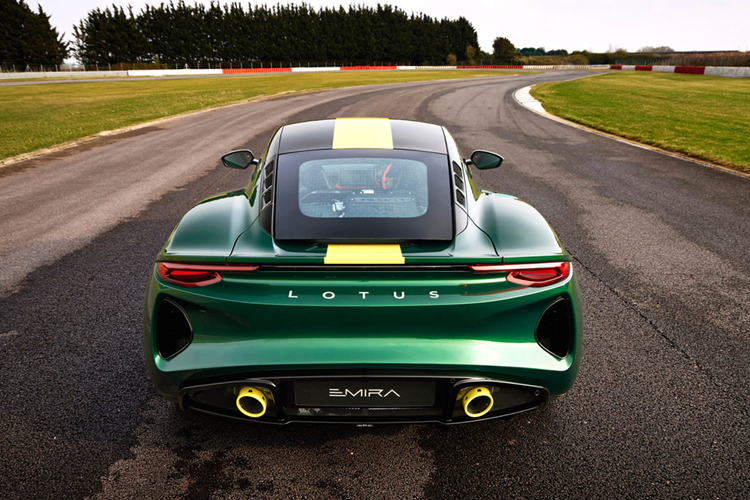 Sự kết hợp giữa thiết kế độc quyền và hiệu suất không khoan nhượng khiến phiên bản giới hạn này trở thành một món đồ sưu tầm được khao khát trên toàn thế giới. Mức giá xe Lotus Emira Clark Edition tại Anh là 115.000 GBP (quy đổi 3.79 tỷ đồng) và tại Đức là 140.000 EUR (khoảng 159.181 USD, quy đổi 4,13 tỷ đồng).
