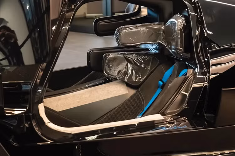 Tương tự ngoại thất, nội thất của chiếc Bugatti Bolide này được bọc chất liệu Alcantara màu đen với các đường chỉ trắng tương phản, dây đai an toàn màu xanh Atlantic Blue.