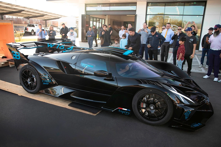 Được phát triển từ nền tảng Bugatti Chiron, Bugatti Bolide vẫn sở hữu động cơ W16 dung tích 8.0L với 4 bộ tăng áp, công suất 1.600 mã lực và mô-men xoắn 1.600 Nm.