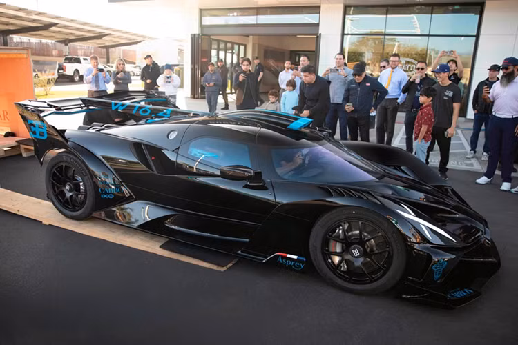 Được phát triển từ nền tảng Bugatti Chiron, Bugatti Bolide vẫn sở hữu động cơ W16 dung tích 8.0L với 4 bộ tăng áp, công suất 1.600 mã lực và mô-men xoắn 1.600 Nm.