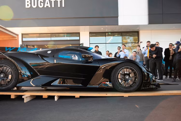 Kết hợp cùng hộp số ly hợp kép 7 cấp và hệ dẫn động 4 bánh toàn thời gian, mẫu xe dành riêng cho trường đua này có khả năng tăng tốc 0-100 km/h trong 2,2 giây, tốc độ tối đa được dự tính có thể hơn 501 km/h.