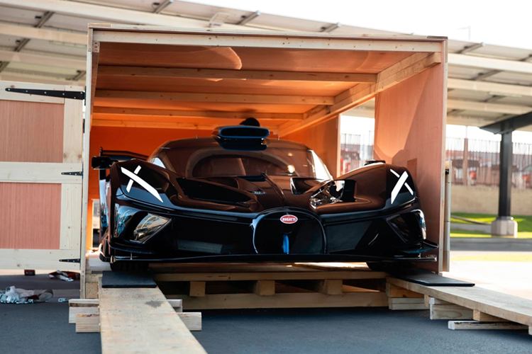 Manny Khoshbin là một nhà sưu tập xe nổi tiếng toàn cầu, sở hữu những siêu xe hàng thửa được làm riêng cho ông khi kết hợp cùng thương hiệu thời trang xa xỉ Hermès. Và chiếc Bugatti Bolide triệu đô hàng hiếm đã được anh nhắm đến.