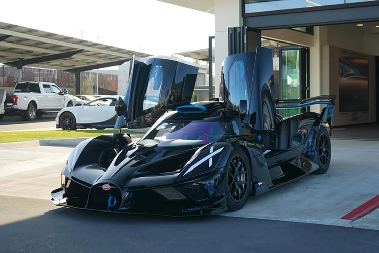 Bugatti chỉ được sản xuất giới hạn 40 chiếc với mức giá khởi điểm lên đến 4,7 triệu USD (khoảng 114,5 tỷ đồng). Bên cạnh W16 Mistral, đây là mảnh ghép cuối cùng trong bộ sưu tập của Manny Khoshbin trước khi Bugatti dừng sản xuất động cơ W16.