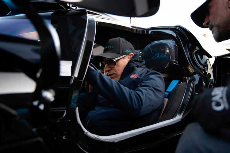 Là một tín đồ của thương hiệu Bugatti, ông vừa bổ sung vào bộ sưu tập triệu USD mẫu siêu xe Bugatti Bolide. Chiếc xe được lên cấu hình và bàn giao bởi Bugatti Newport Beach.