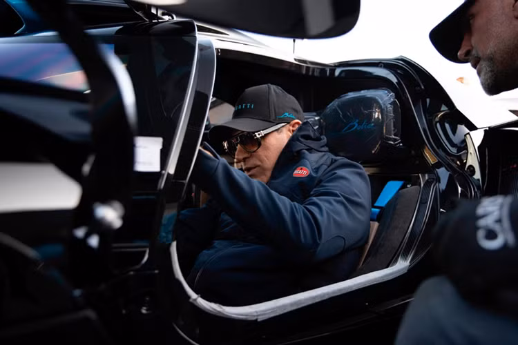 Là một tín đồ của thương hiệu Bugatti, ông vừa bổ sung vào bộ sưu tập triệu USD mẫu siêu xe Bugatti Bolide. Chiếc xe được lên cấu hình và bàn giao bởi Bugatti Newport Beach.