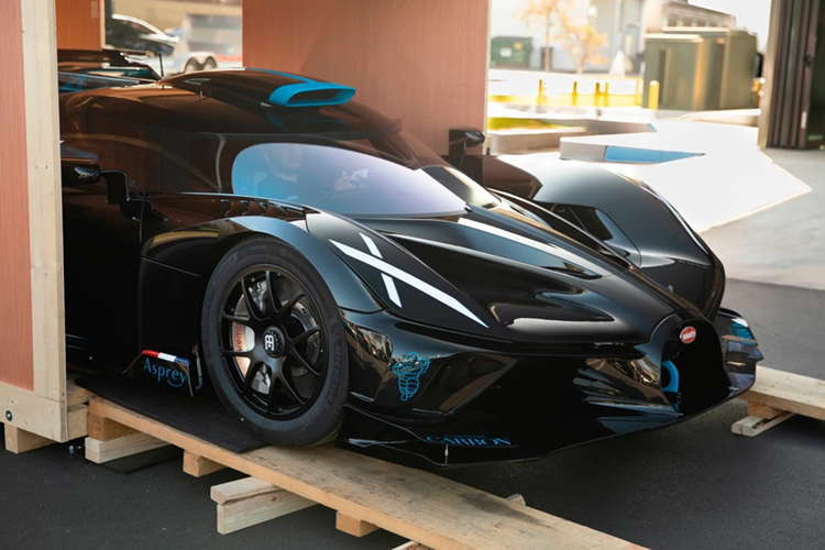 Đây cũng là chiếc Bugatti Bolide thứ 2 được bàn giao cho các khách hàng tại Mỹ. Chiếc xe mang màu sơn đen Nocturne kết hợp với các chi tiết tương phản màu xanh Atlantic Blue.