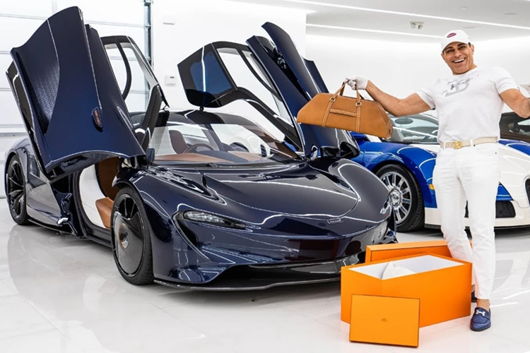 Trong số hàng chục mẫu xe trong bộ sưu tập của ông, nổi bật nhất vẫn là 3 chiếc Bugatti Chiron, Pagani Huayra và McLaren Speedtail thửa riêng bởi Hermès.