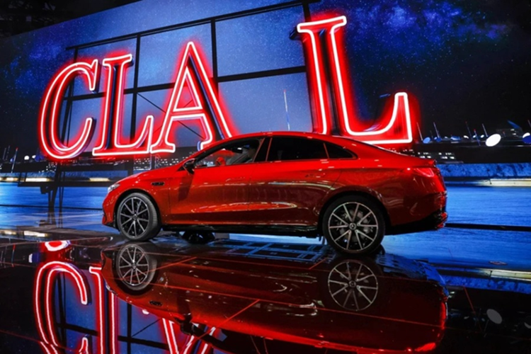 So với phiên bản quốc tế, Mercedes-Benz CLA L 2025 tại Trung Quốc được kéo dài cả chiều dài tổng thể và chiều dài cơ sở thêm 40 mm. Cụ thể, xe đạt kích thước 4.763 x 1.856 x 1.469 mm, trục cơ sở 2.830 mm. Những thay đổi này không chỉ giúp gia tăng không gian bên trong mà còn tạo hình dáng ngoại thất cân đối và sang trọng hơn.