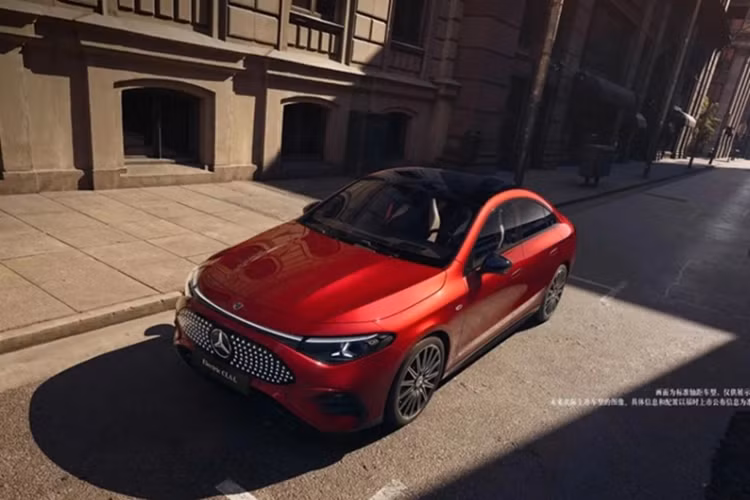 Nội thất Mercedes-Benz CLA L 2025 chạy điện được trang bị đầy đủ những tiện nghi cao cấp tương tự cấu hình quốc tế gồm: bảng đồng hồ kỹ thuật số 10,25 inch; màn hình trung tâm cảm ứng 14 inch và màn hình phụ phía ghế hành khách cũng 14 inch, tất cả đều tích hợp hệ điều hành MBUX mới nhất.