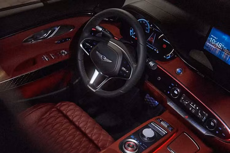 Cao cấp nhất là GV70 3.5T Sport Prestige, hiên bản này sở hữu nhiều tiện ích đẳng cấp như: ghế bọc da Nappa, ốp carbon, trần xe bọc da lộn microfiber, ghế sau có sưởi, rèm che nắng hàng ghế thứ hai và kính cách âm cửa sau.